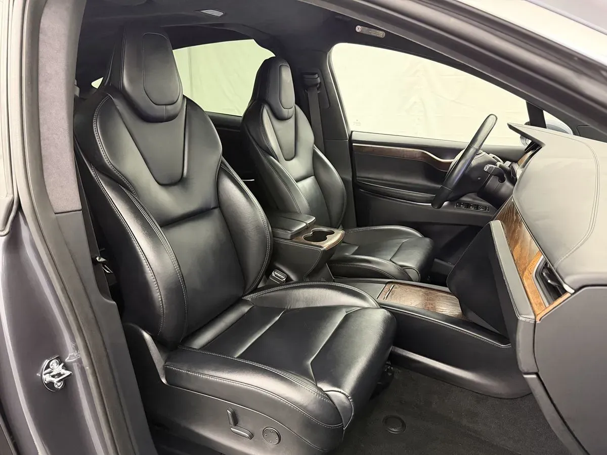 Tesla Model X photo 30