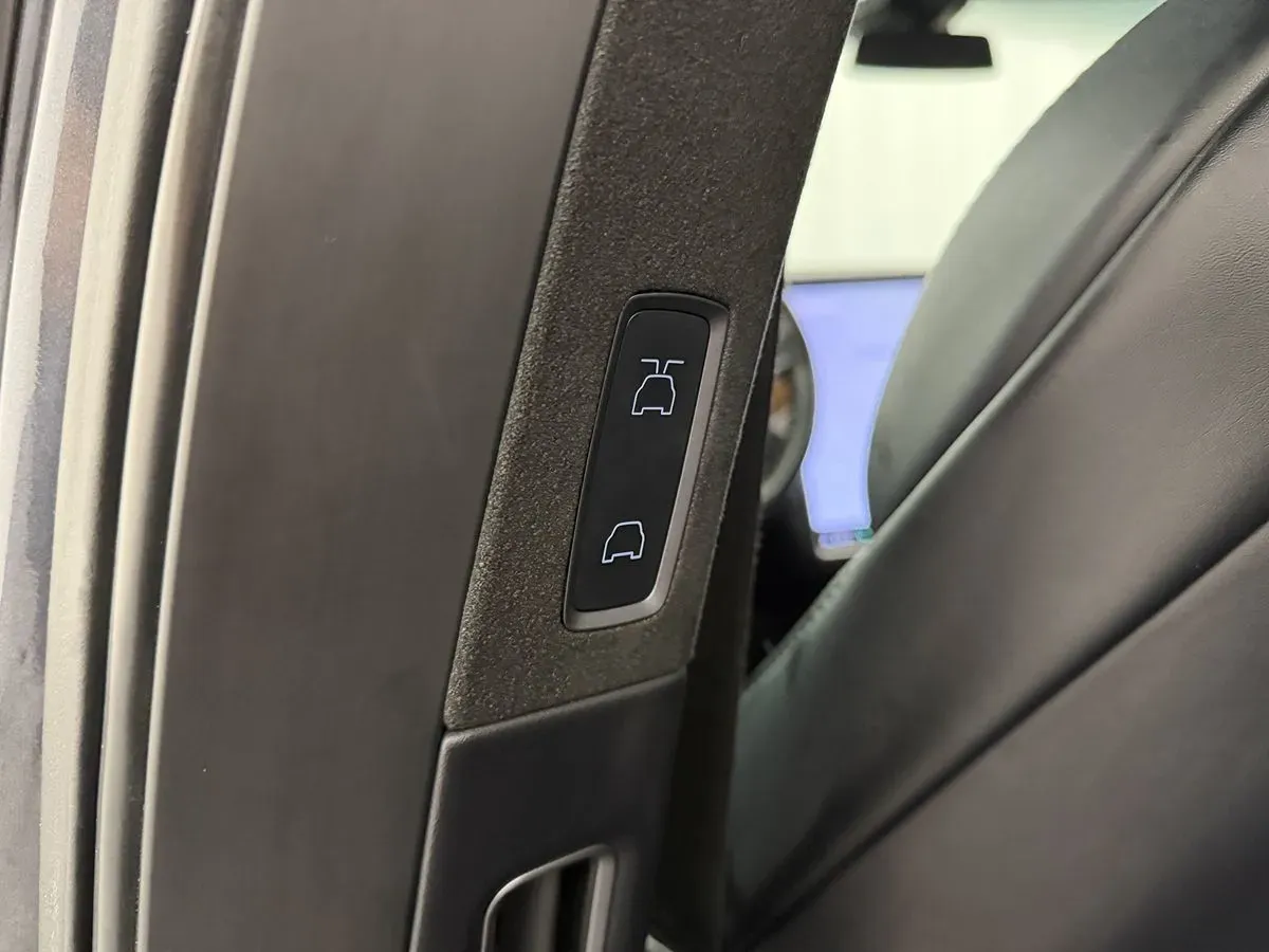 Tesla Model X photo 26