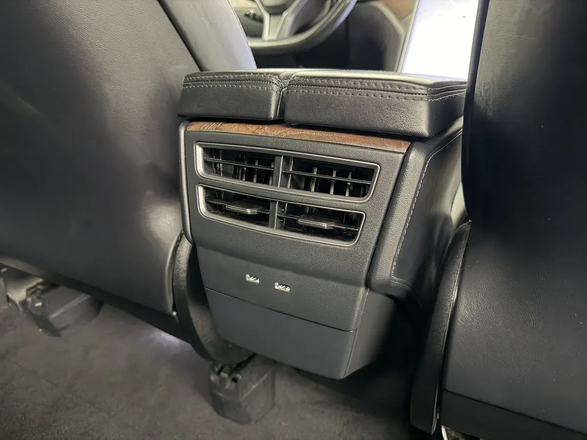 Tesla Model X photo 27