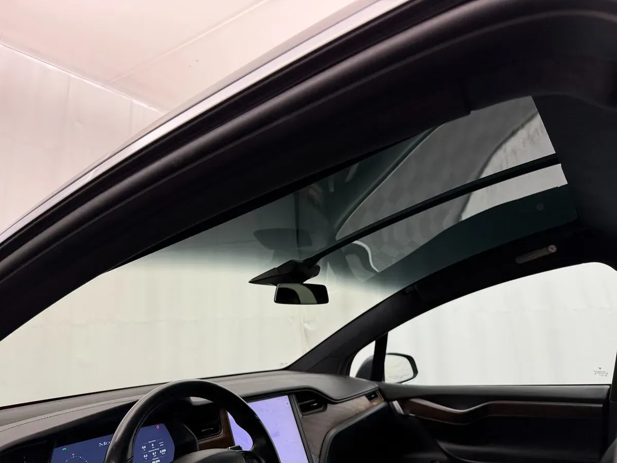 Tesla Model X photo 9