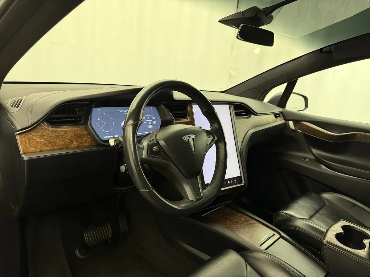 Tesla Model X photo 8
