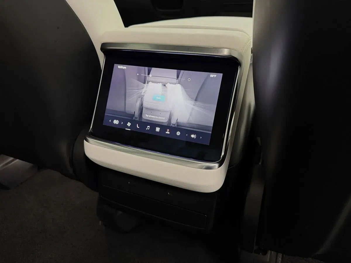 Tesla Model X photo 37