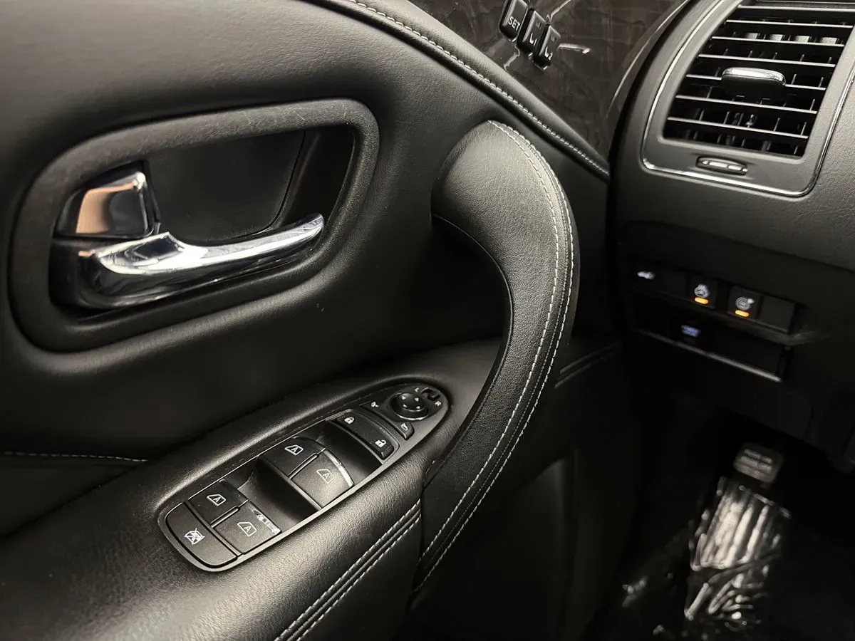 Infiniti QX80 photo 14