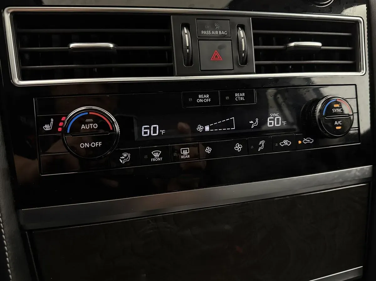 Infiniti QX80 photo 23
