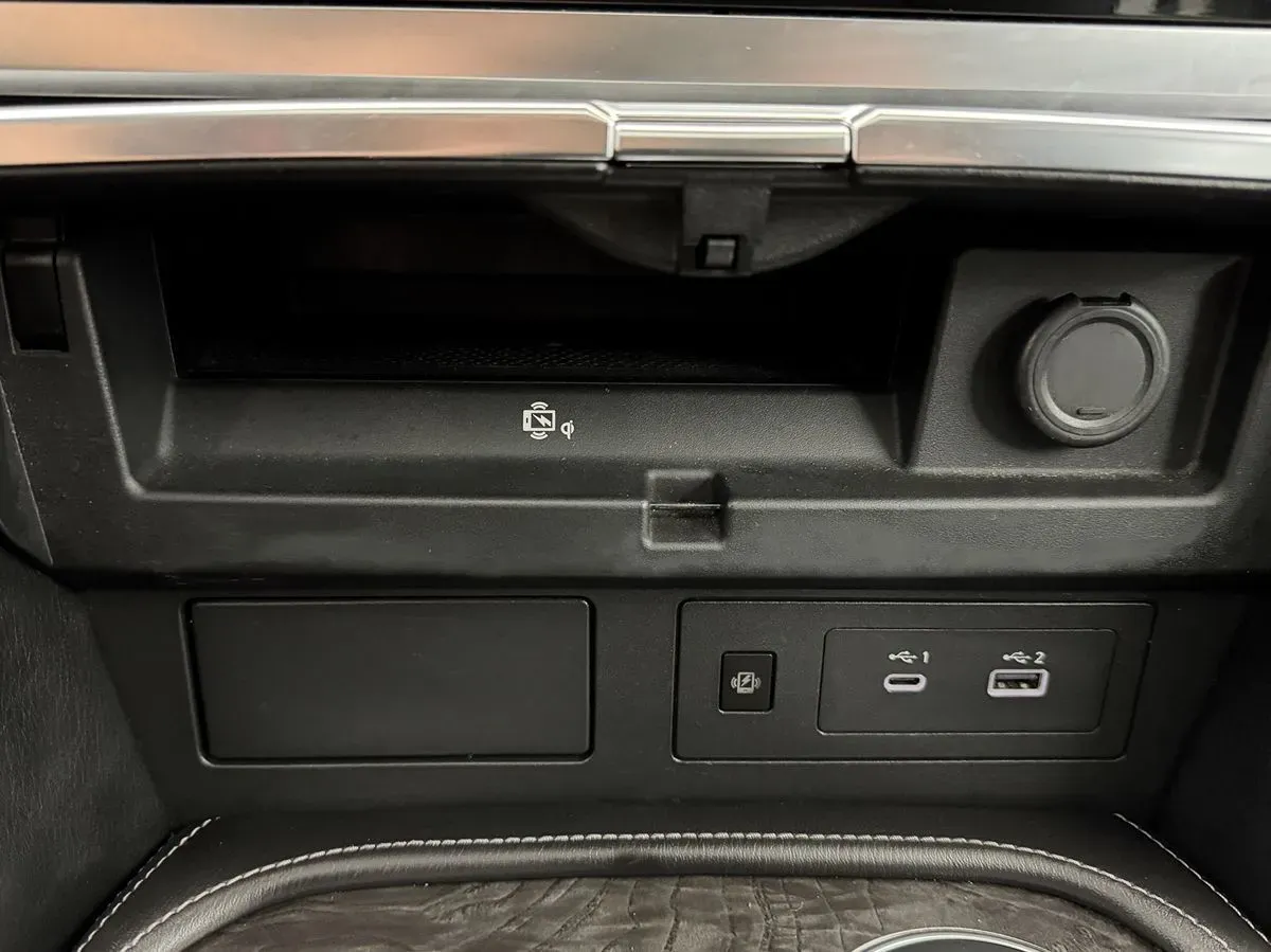 Infiniti QX80 photo 24
