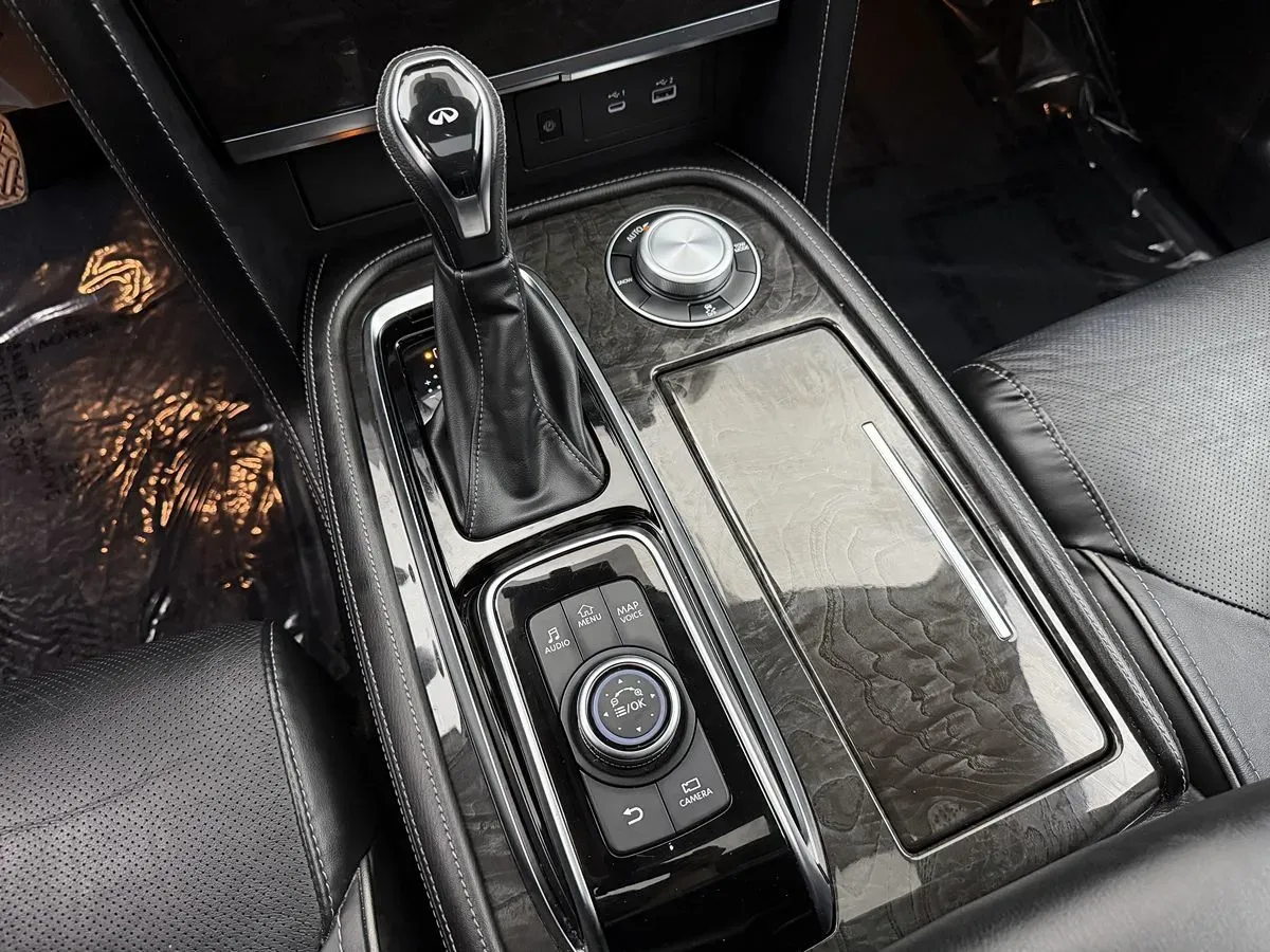 Infiniti QX80 photo 26
