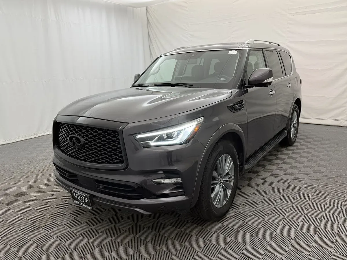Infiniti QX80 photo 2