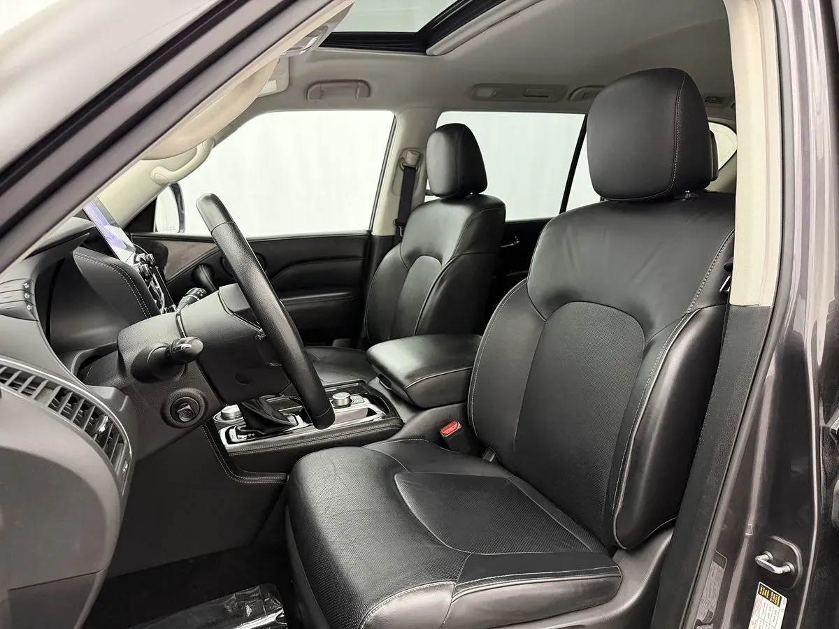 Infiniti QX80 photo 10