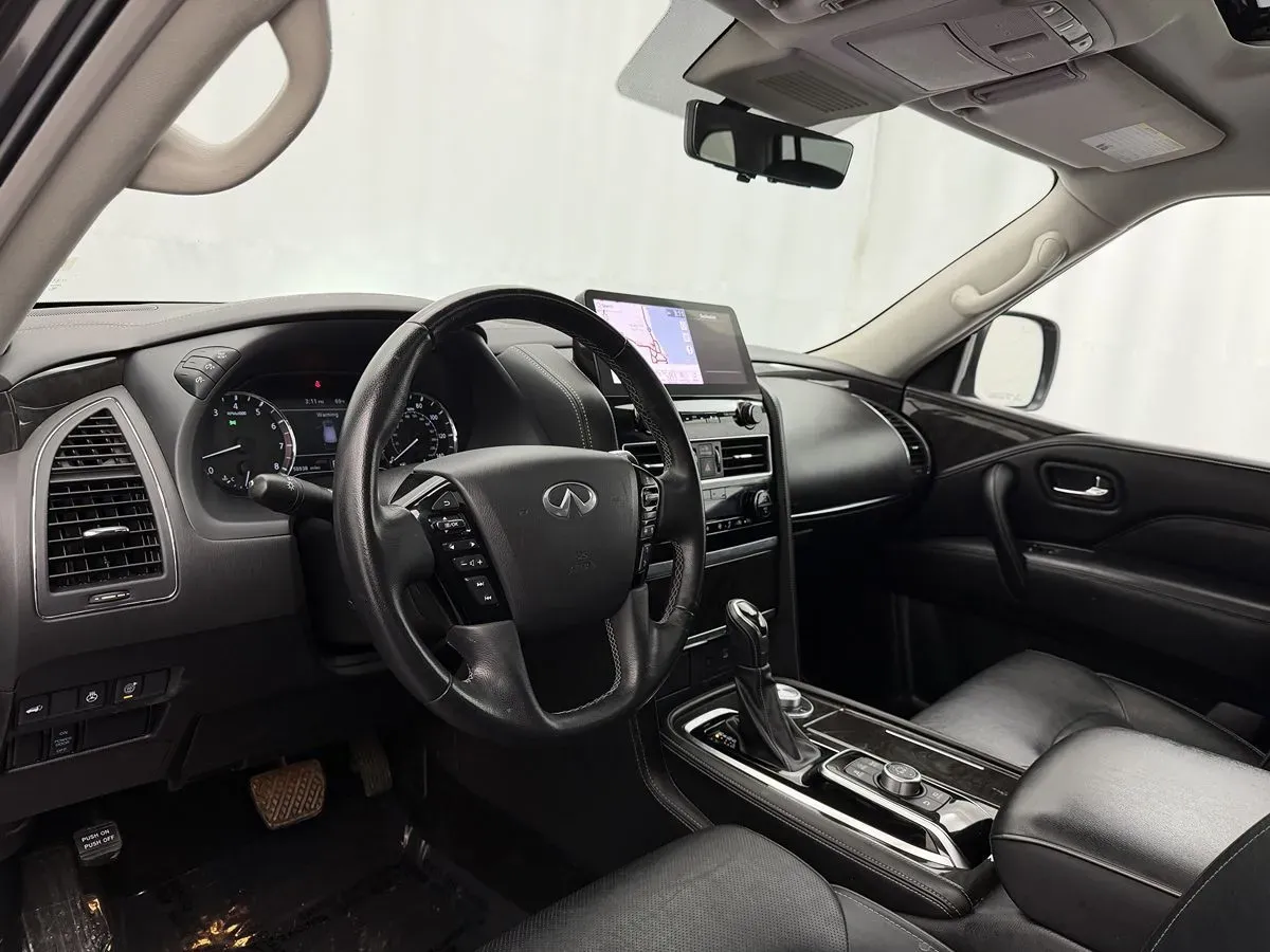 Infiniti QX80 photo 8
