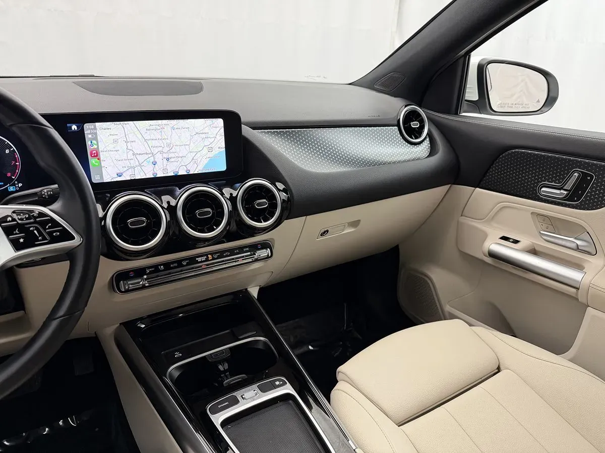 Mercedes-Benz GLA photo 16