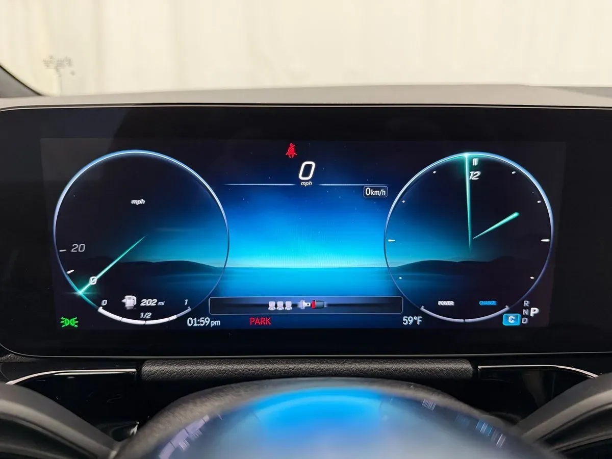Mercedes-Benz GLA photo 9