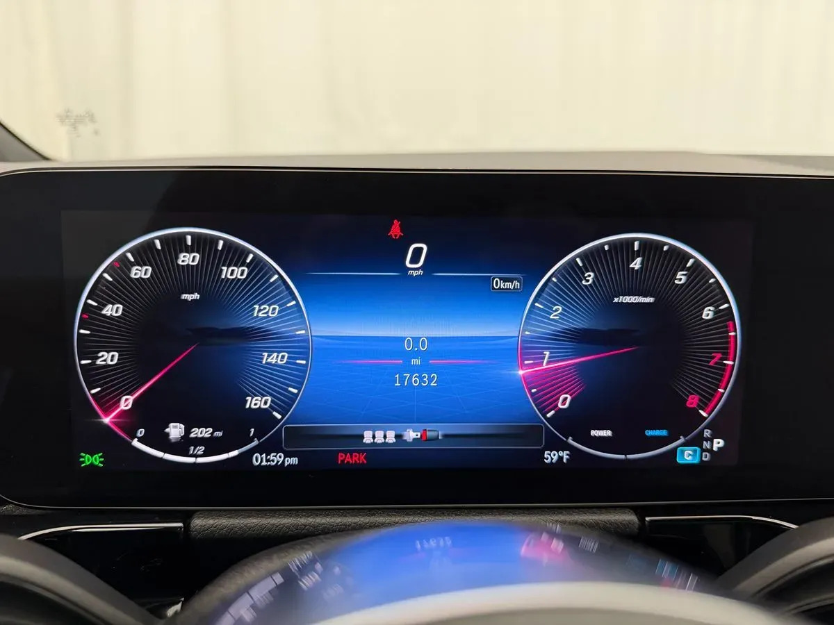 Mercedes-Benz GLA photo 11