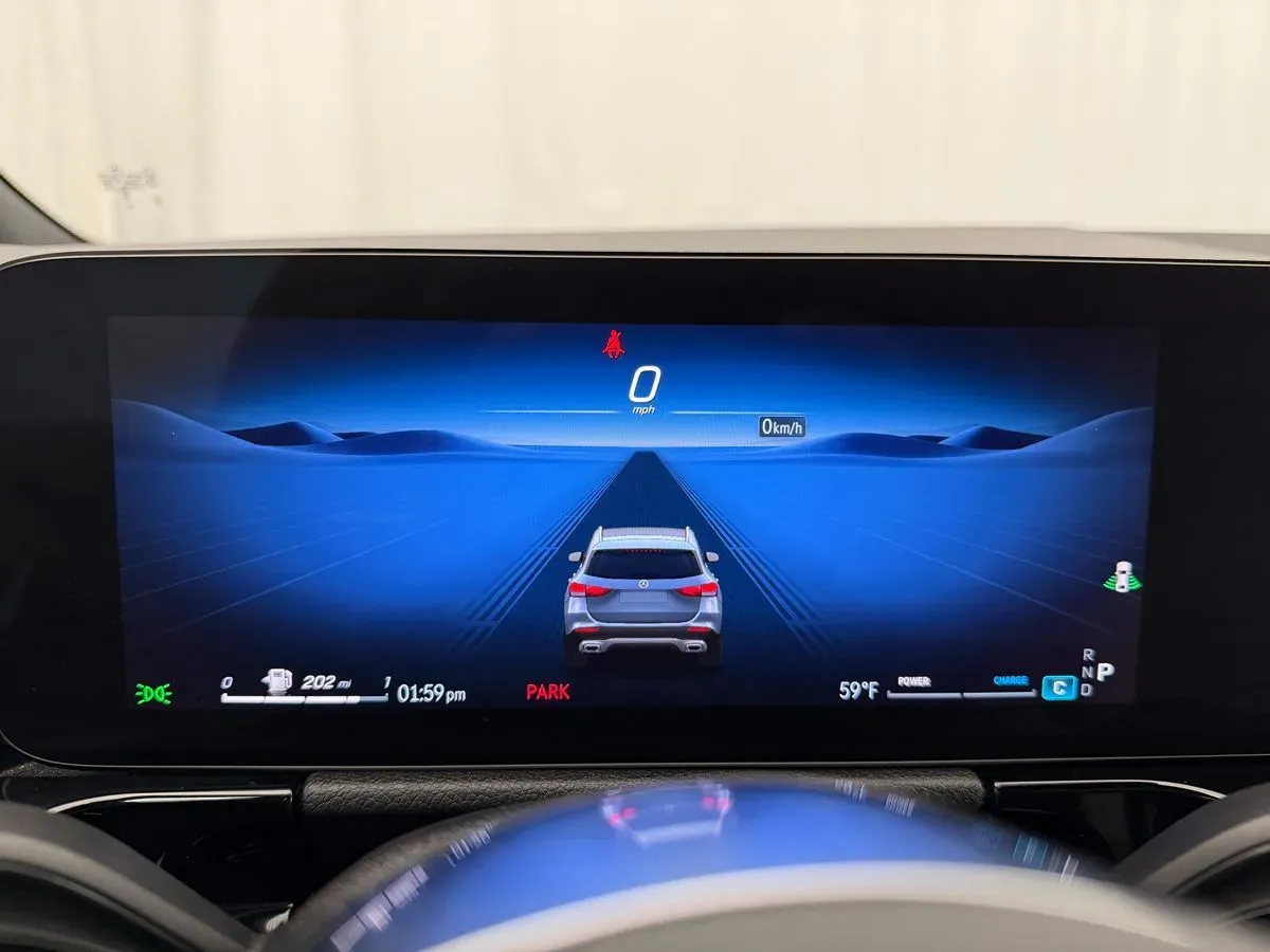 Mercedes-Benz GLA photo 12