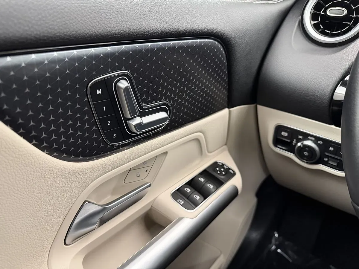 Mercedes-Benz GLA photo 14