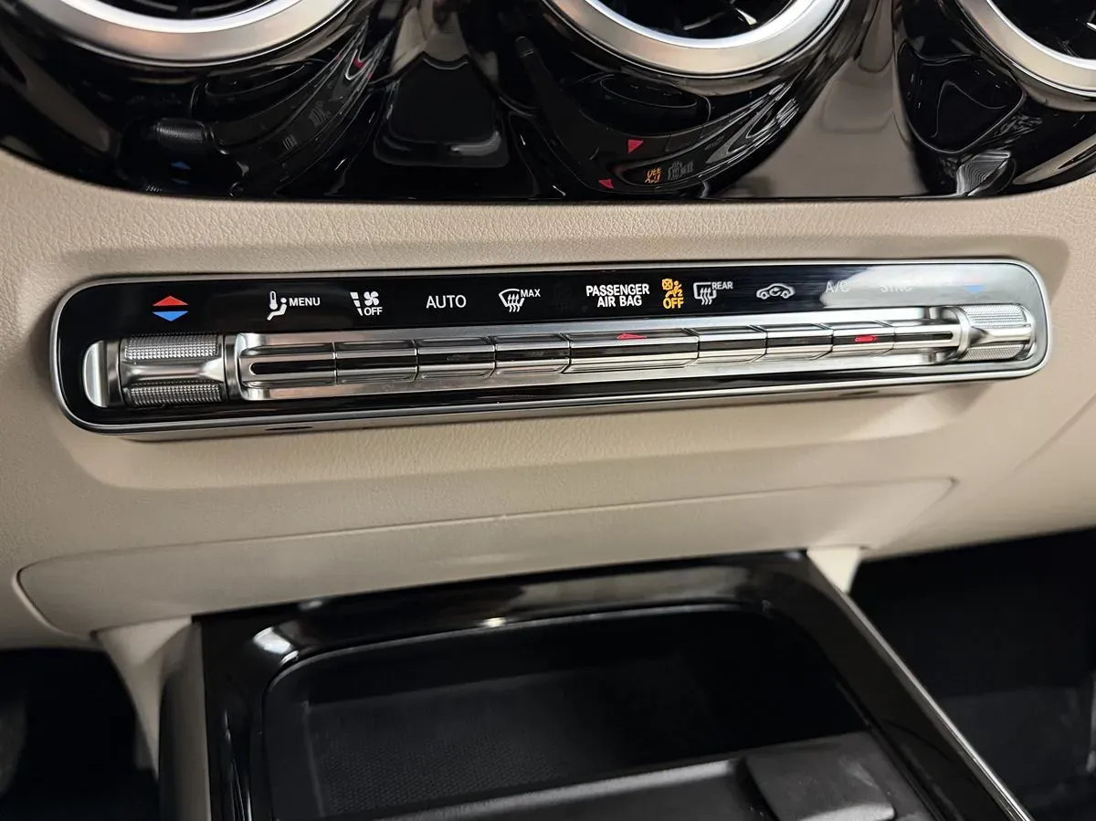 Mercedes-Benz GLA photo 35
