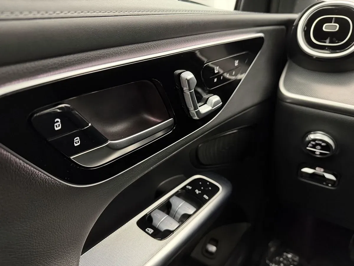 Mercedes-Benz GLC photo 18