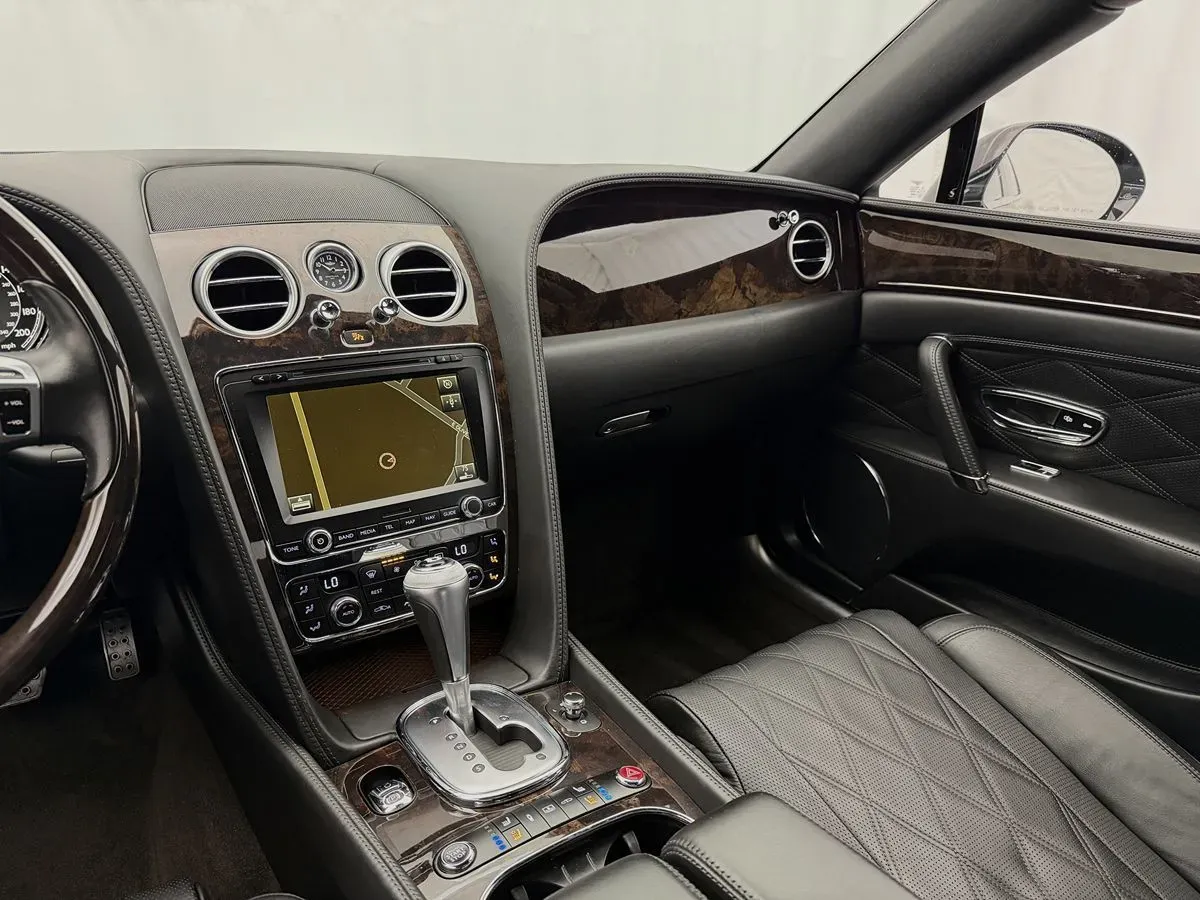 Bentley Flying Spur photo 13