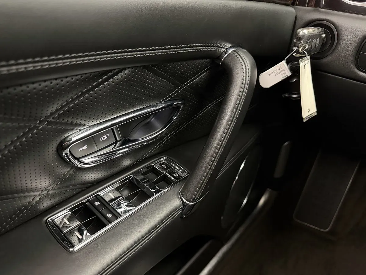 Bentley Flying Spur photo 11