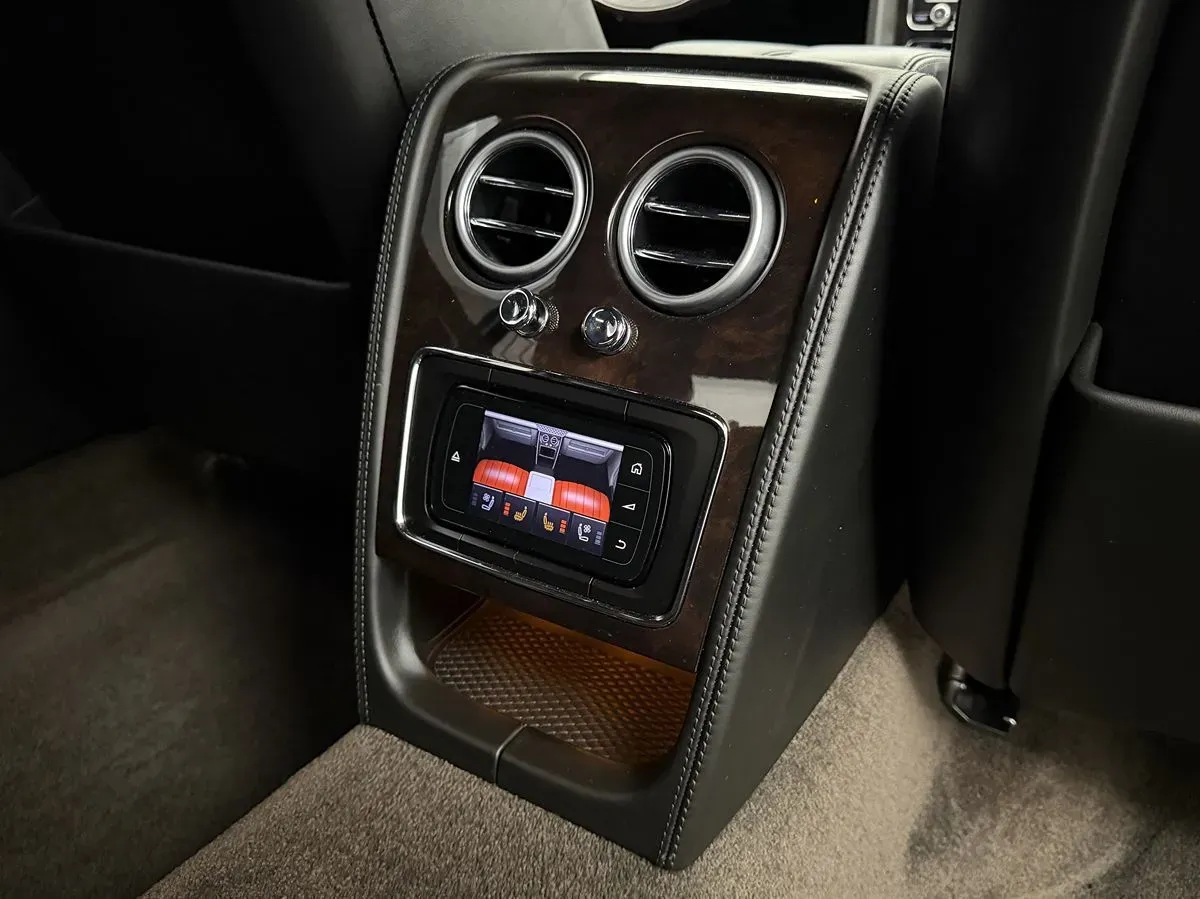 Bentley Flying Spur photo 23