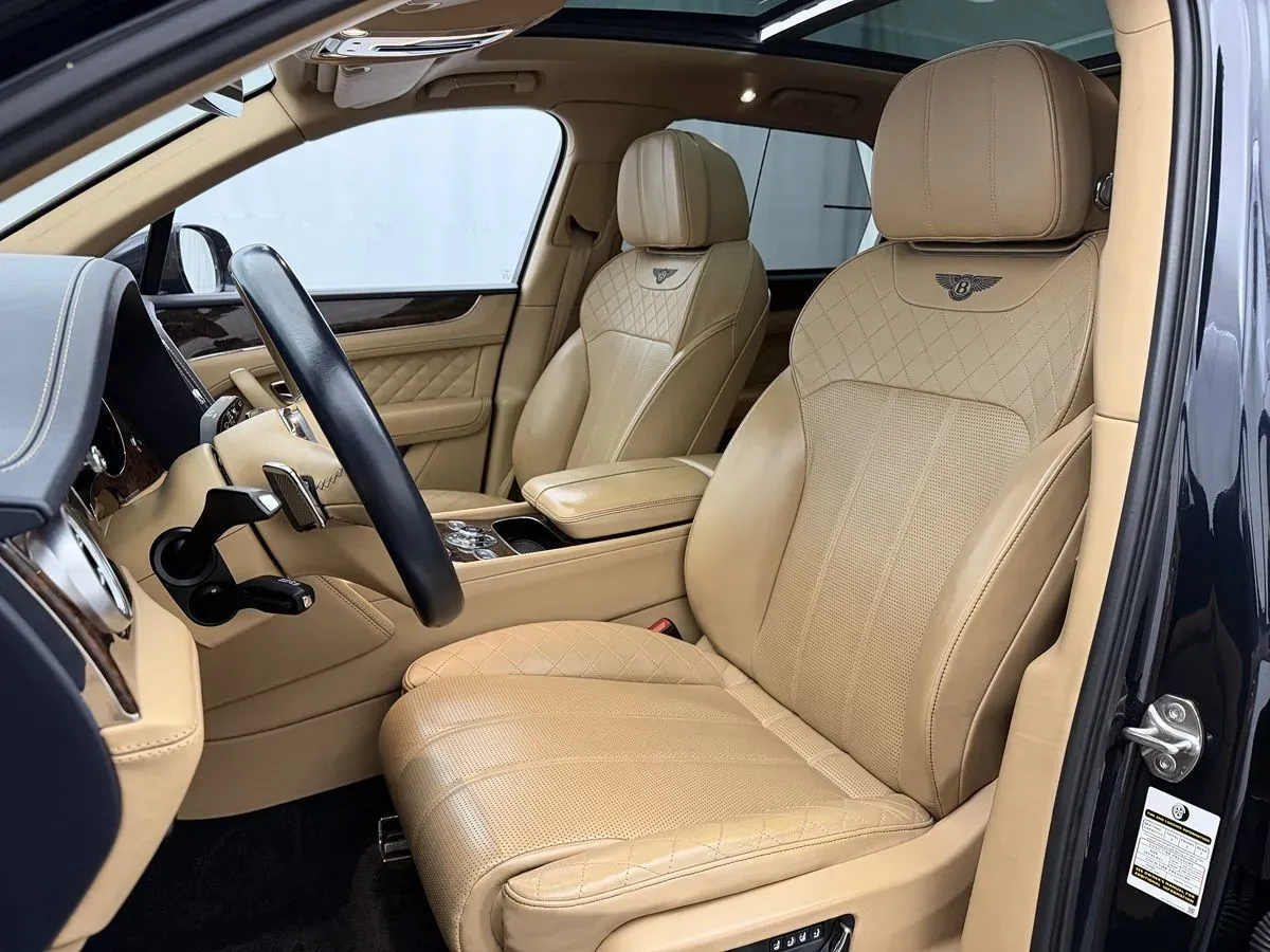 Bentley Bentayga photo 11