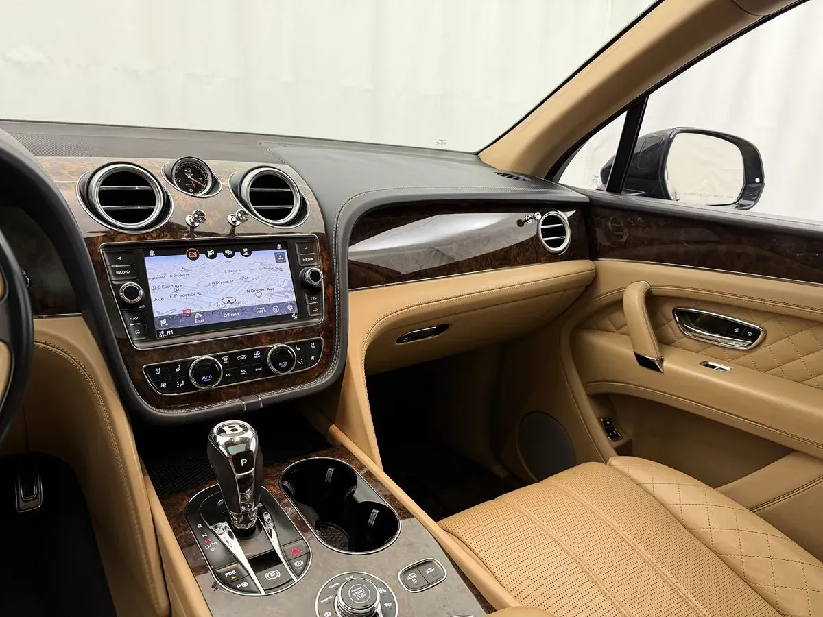 Bentley Bentayga photo 17
