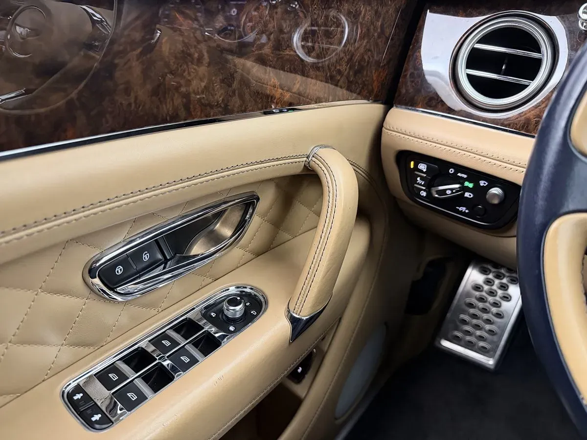 Bentley Bentayga photo 15
