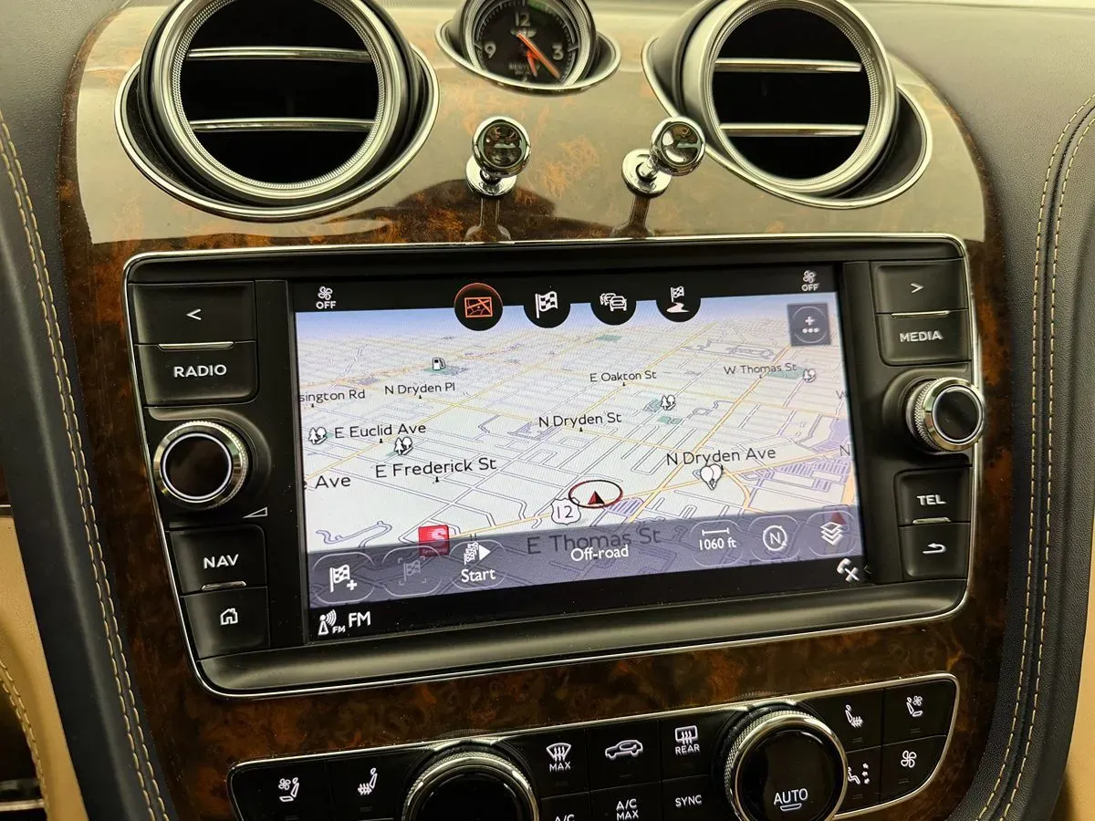Bentley Bentayga photo 21