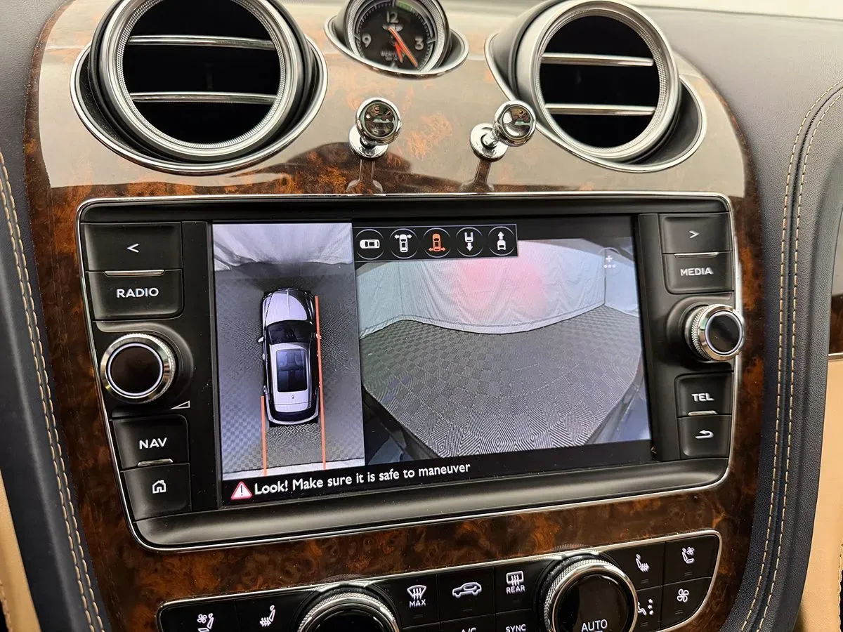 Bentley Bentayga photo 24