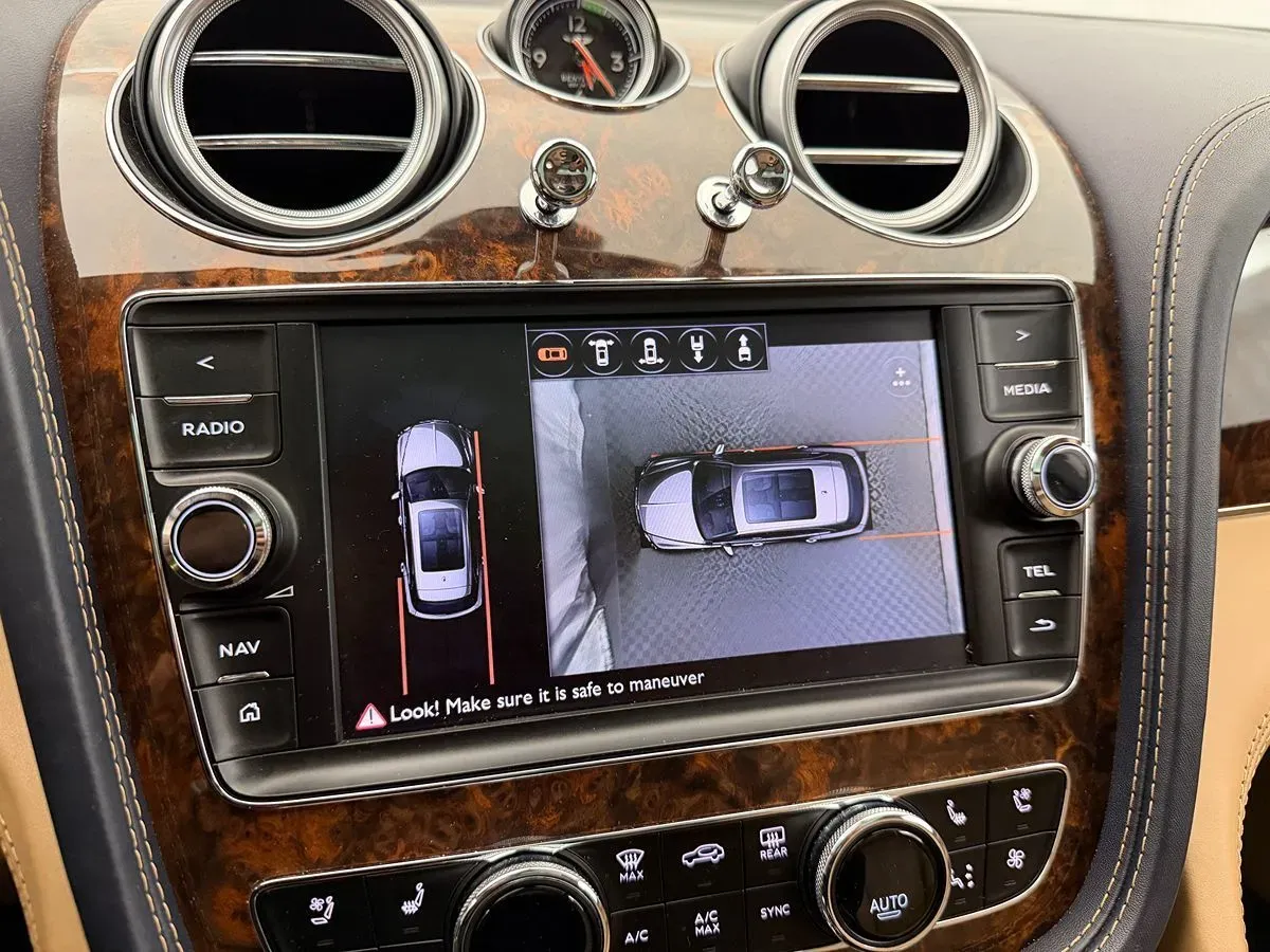 Bentley Bentayga photo 26