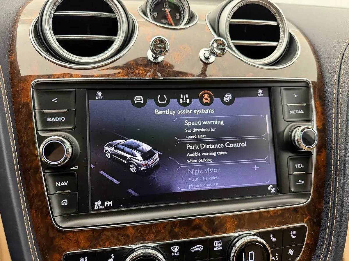 Bentley Bentayga photo 19