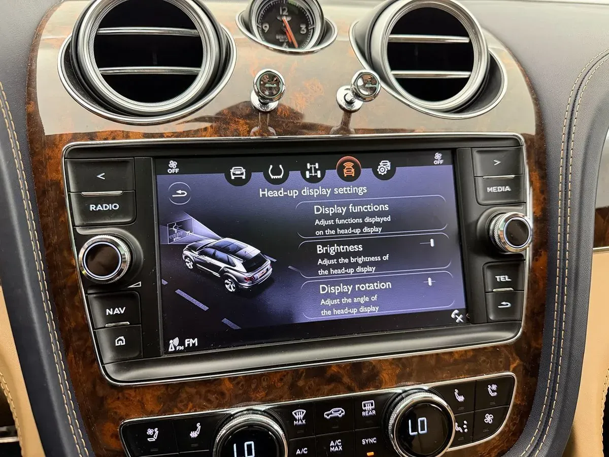 Bentley Bentayga photo 20