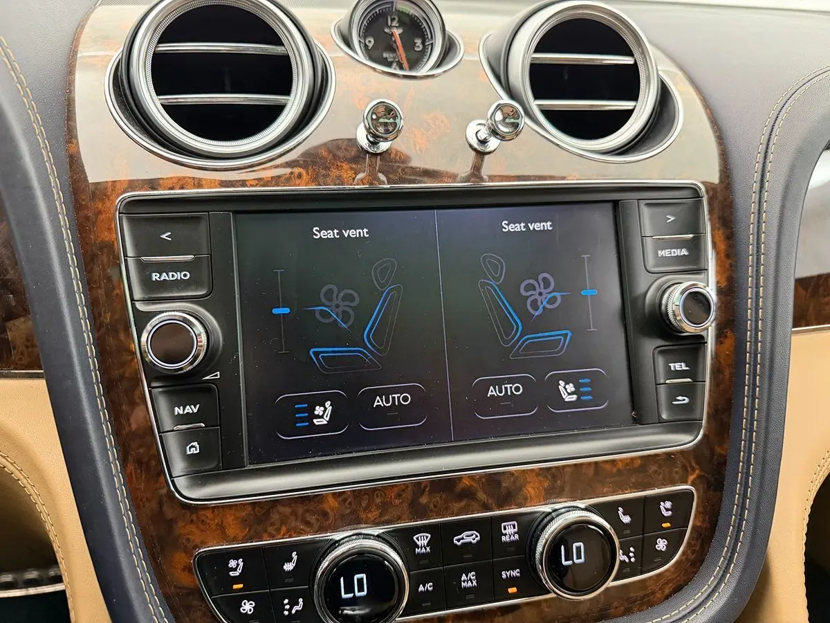 Bentley Bentayga photo 27