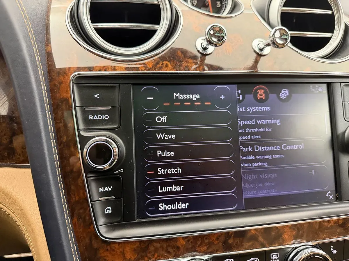 Bentley Bentayga photo 29