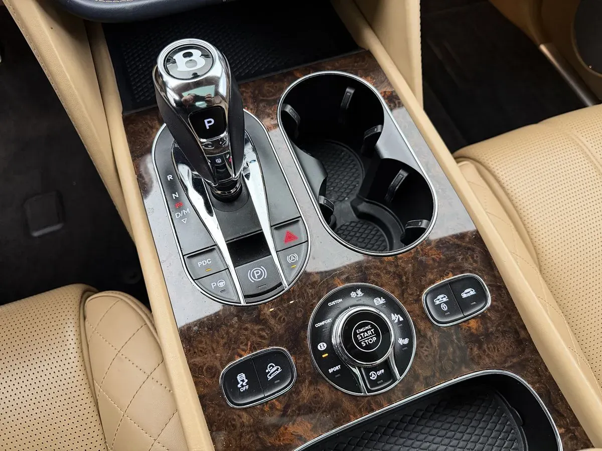 Bentley Bentayga photo 30