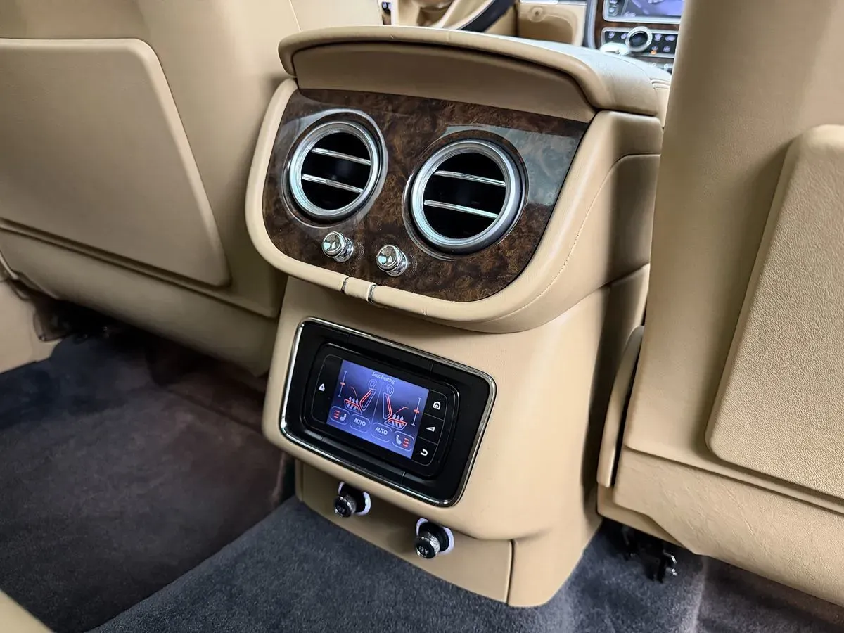Bentley Bentayga photo 32