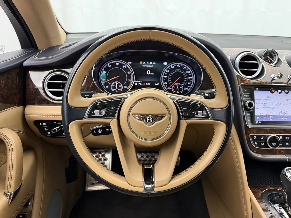 Bentley Bentayga photo 12