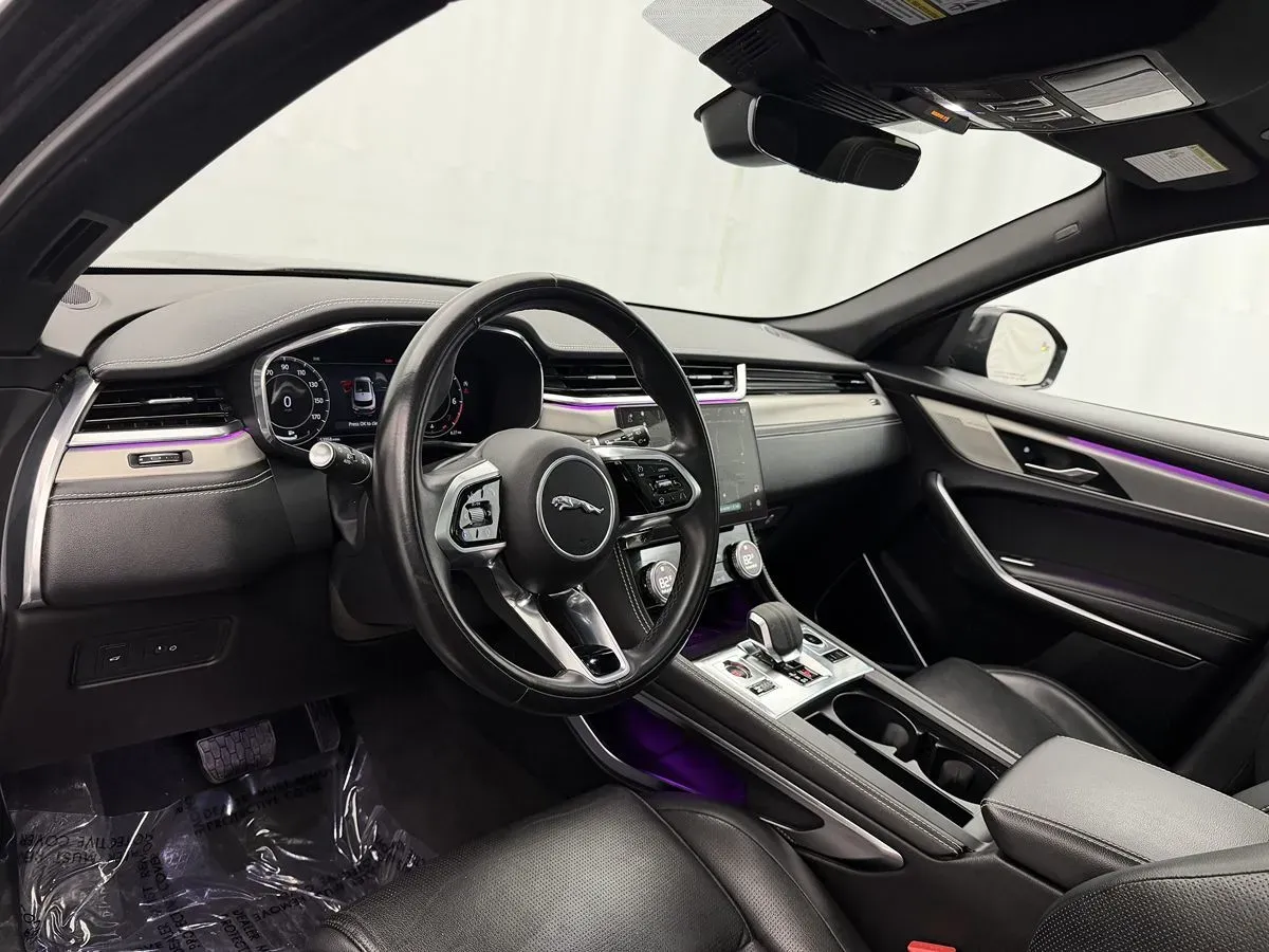 Jaguar F-PACE photo 8