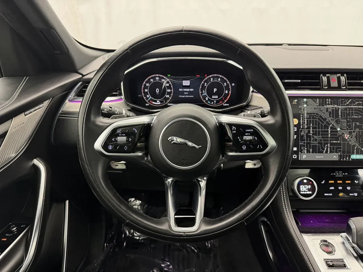 Jaguar F-PACE photo 11