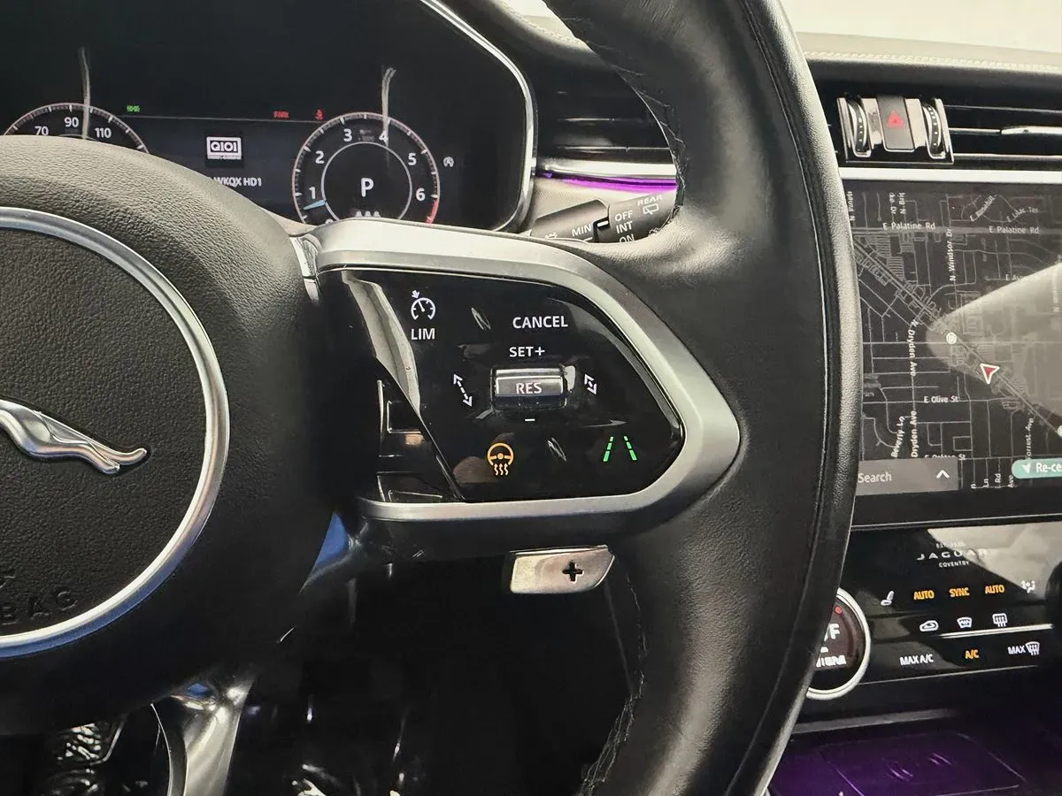 Jaguar F-PACE photo 16