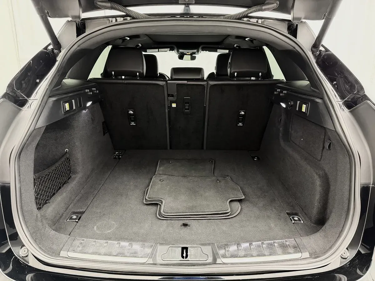 Jaguar F-PACE photo 32