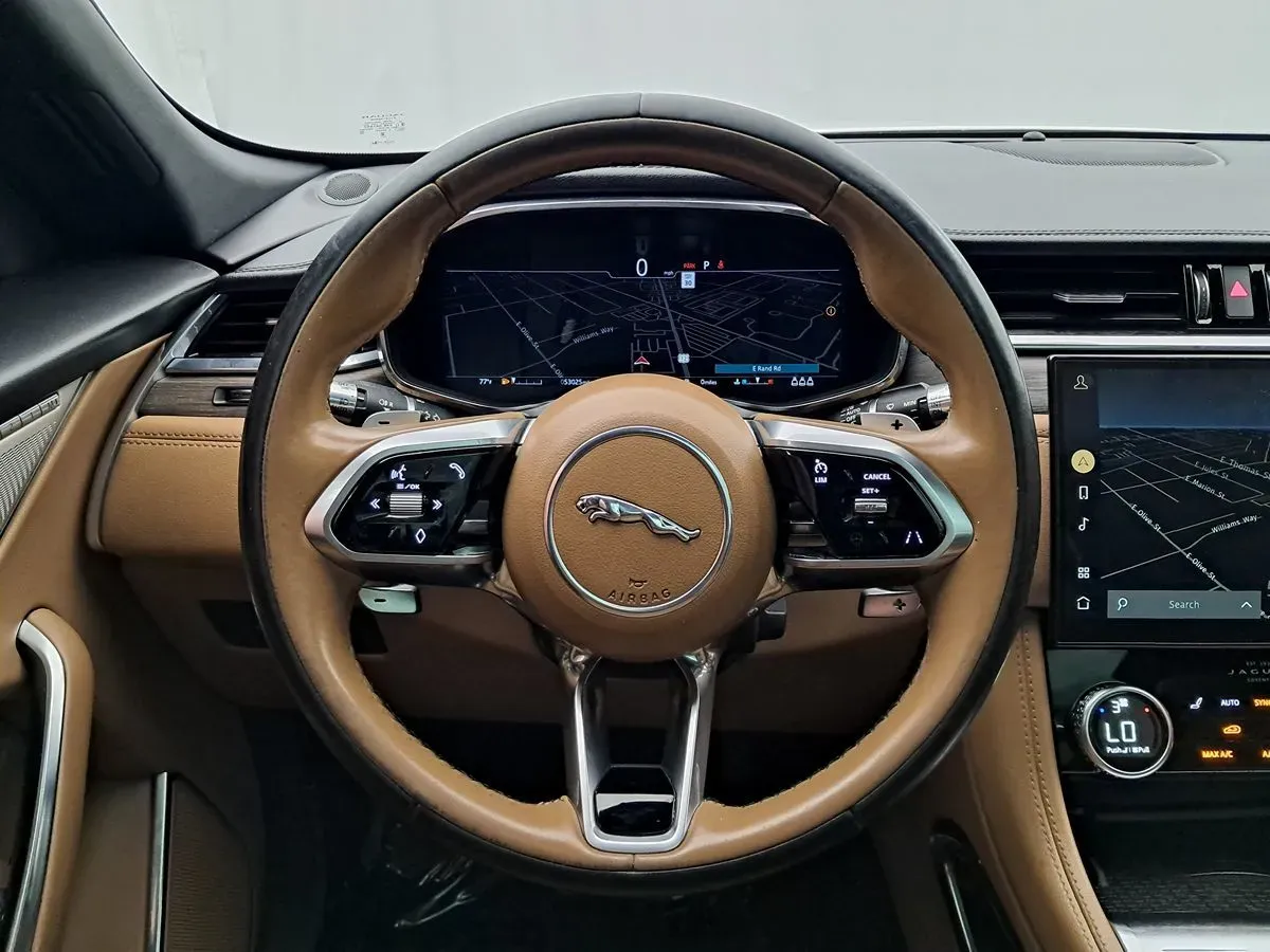 Jaguar F-PACE photo 8