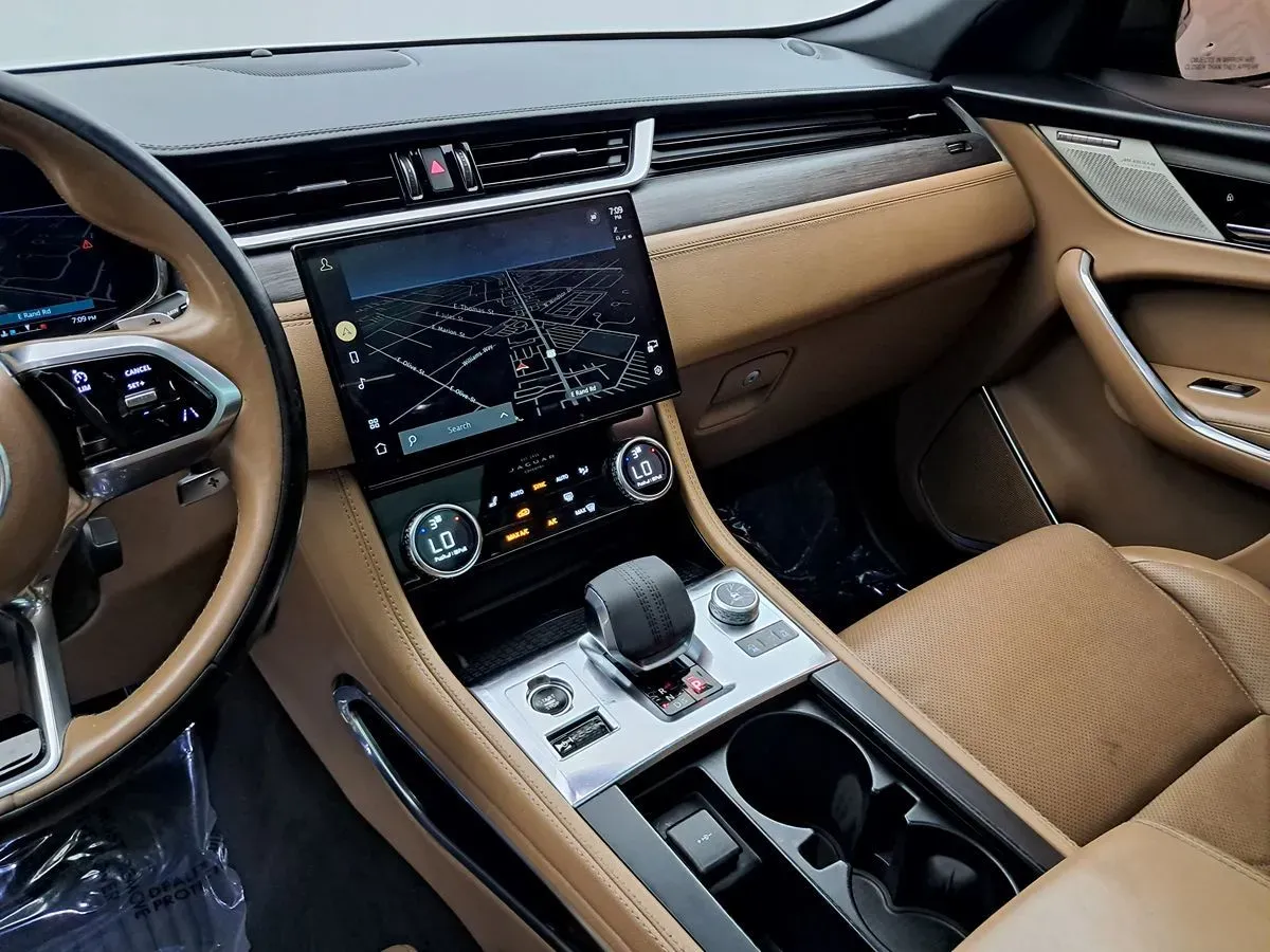 Jaguar F-PACE photo 12