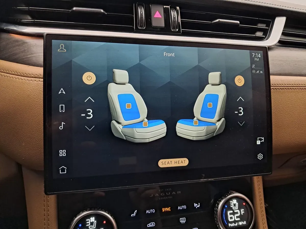 Jaguar F-PACE photo 24