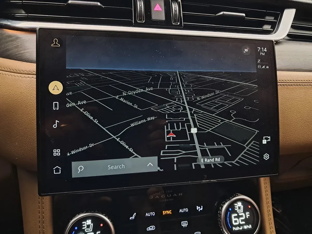 Jaguar F-PACE photo 25