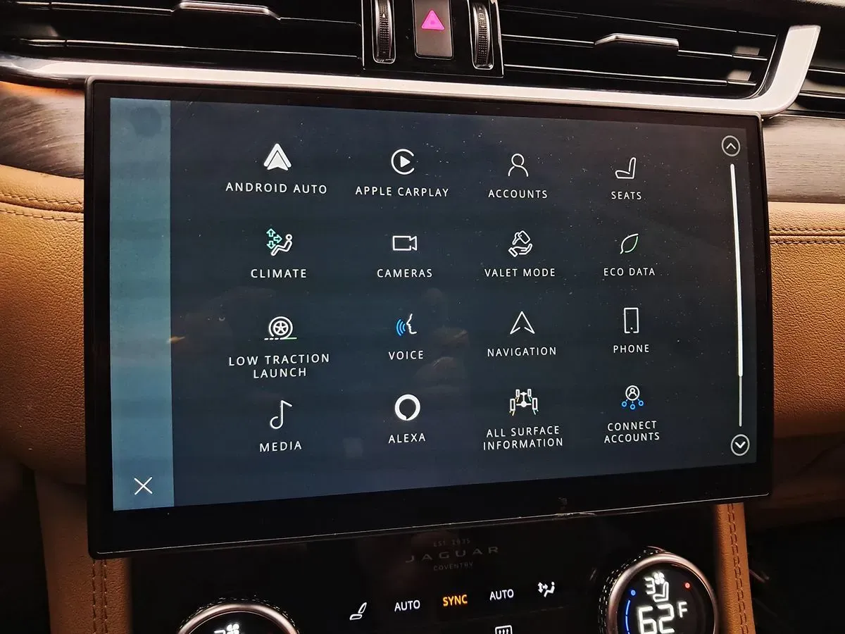 Jaguar F-PACE photo 32