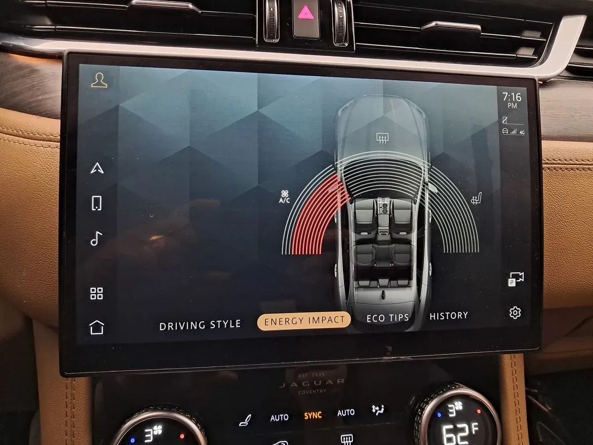 Jaguar F-PACE photo 33