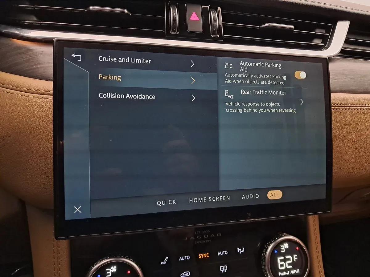 Jaguar F-PACE photo 28