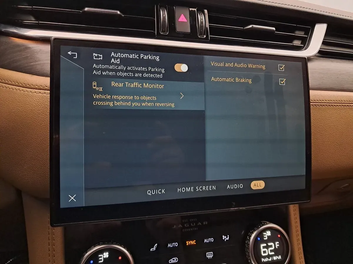 Jaguar F-PACE photo 29