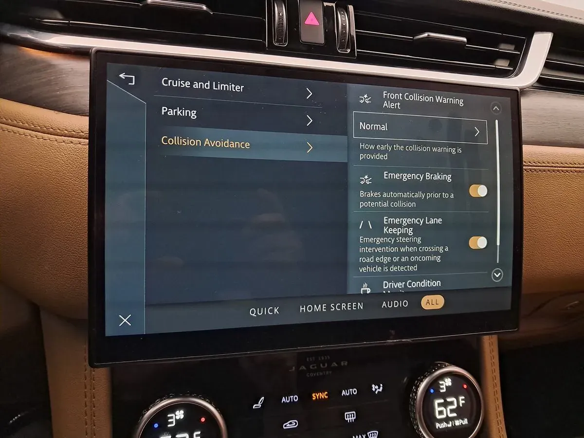 Jaguar F-PACE photo 30