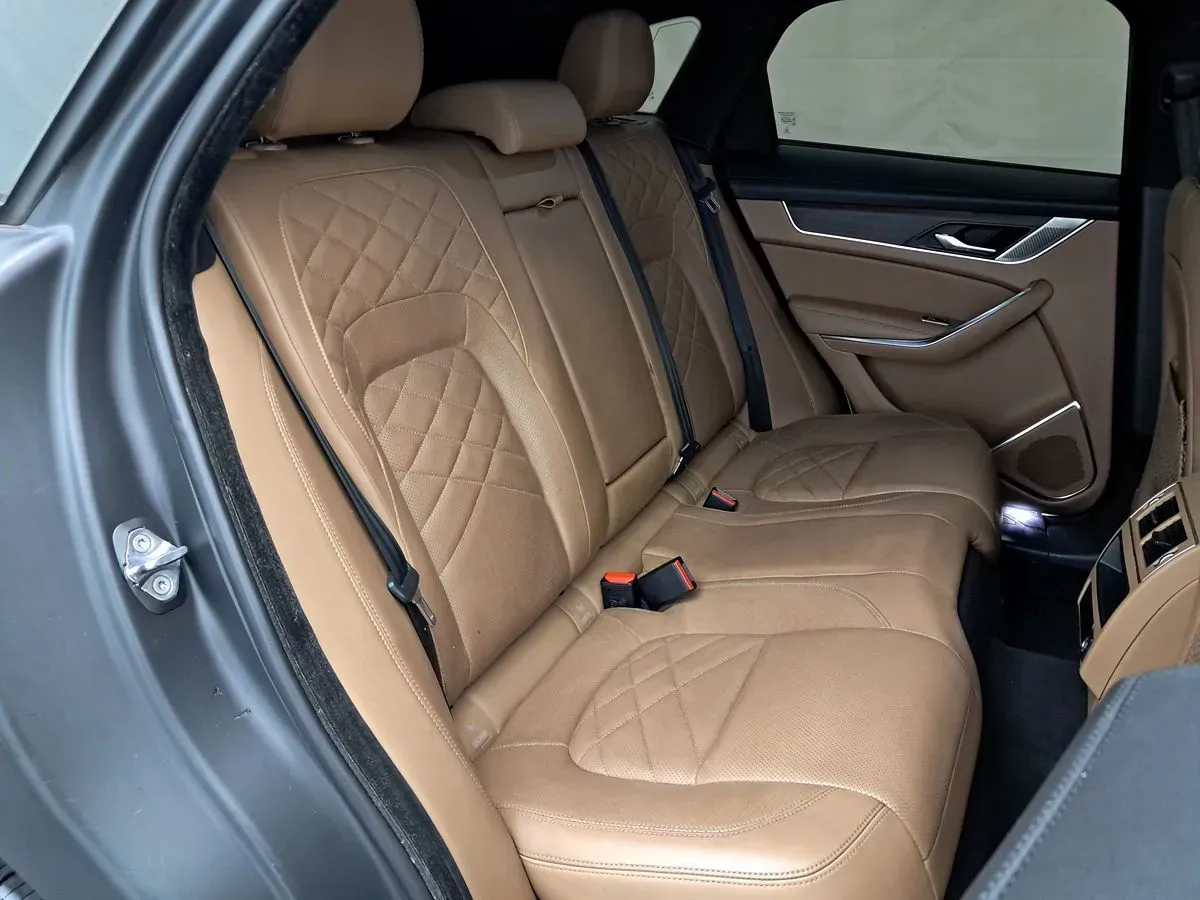 Jaguar F-PACE photo 37